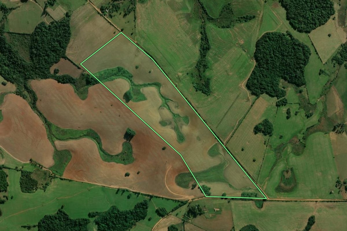Imagem de satélite do imóvel rural em Cachoeira do Sul (RS), com o contorno declarado no CAR desenhado por cima.