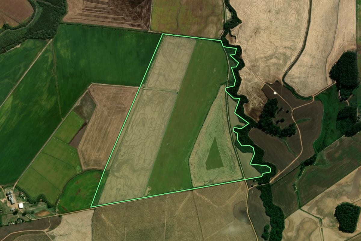 Imagem de satélite do imóvel rural em Cachoeira do Sul (RS), com o contorno declarado no CAR desenhado por cima.