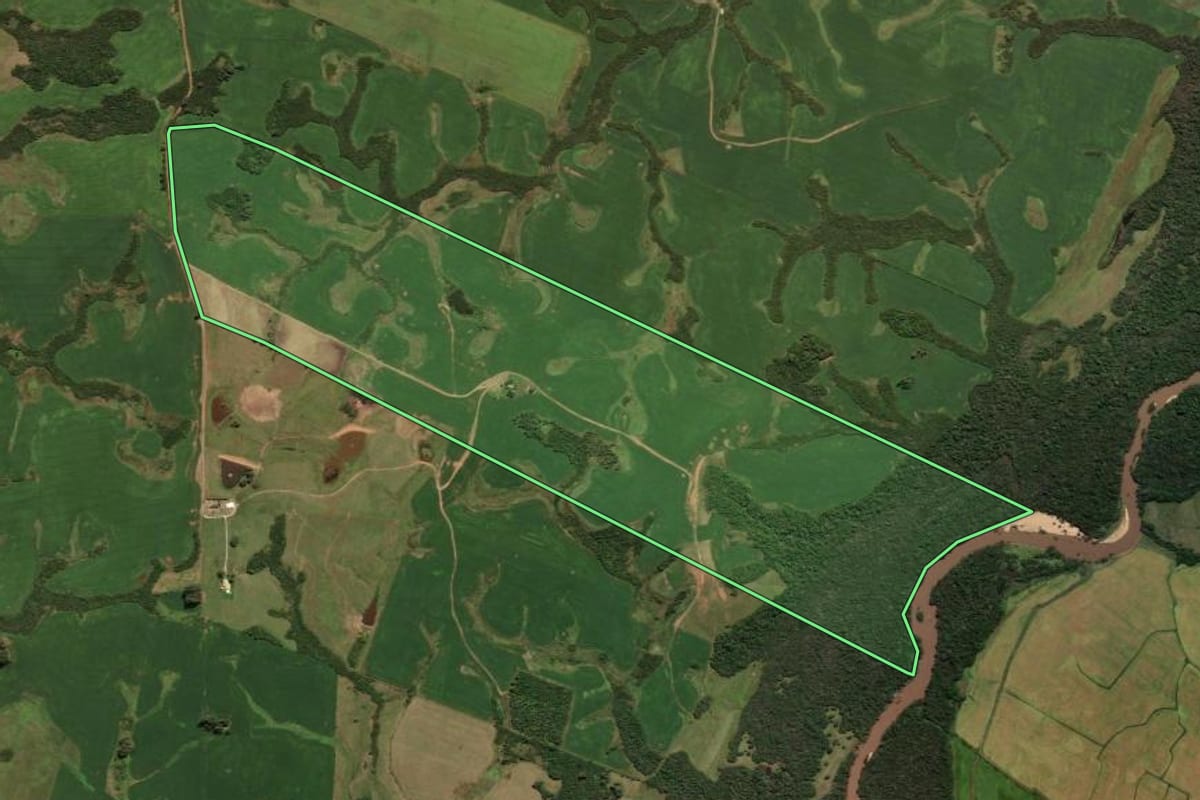 Imagem de satélite do imóvel rural em Cachoeira do Sul (RS), com o contorno declarado no CAR desenhado por cima.