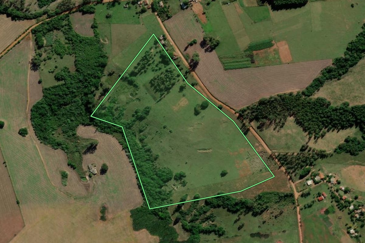Imagem de satélite do imóvel rural em Cachoeira do Sul (RS), com o contorno declarado no CAR desenhado por cima.
