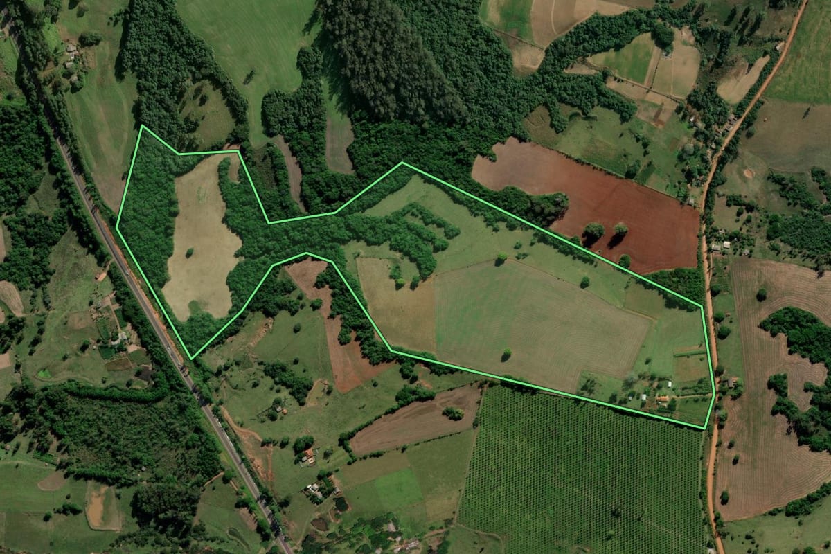 Imagem de satélite do imóvel rural em Cachoeira do Sul (RS), com o contorno declarado no CAR desenhado por cima.