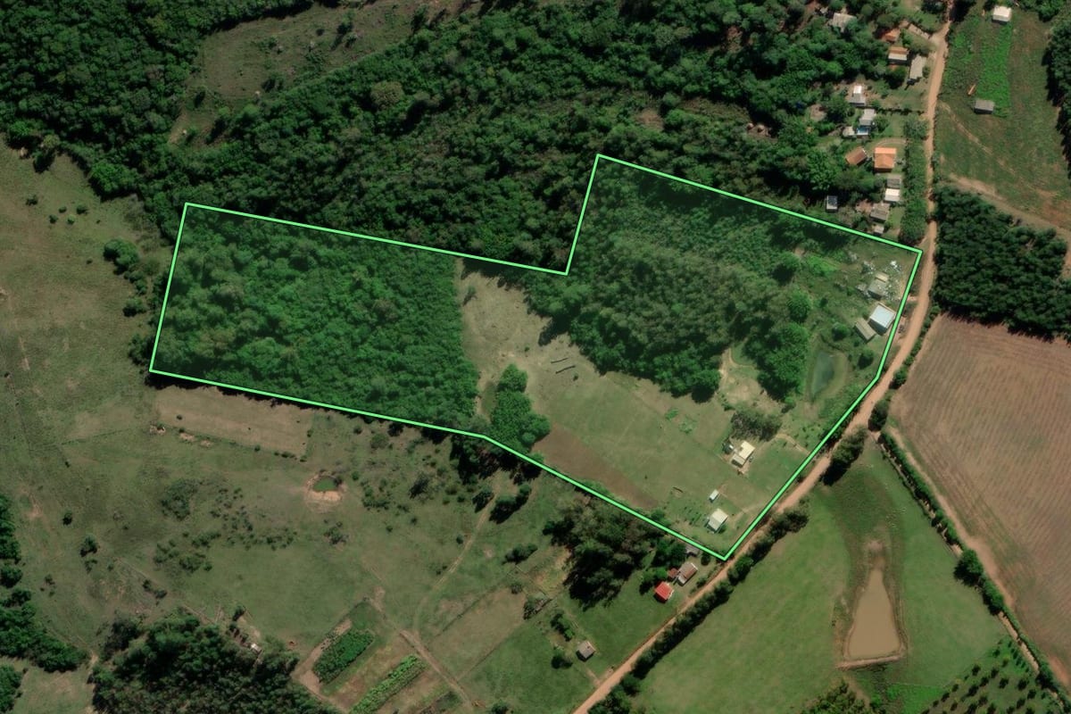 Imagem de satélite do imóvel rural em Cachoeira do Sul (RS), com o contorno declarado no CAR desenhado por cima.