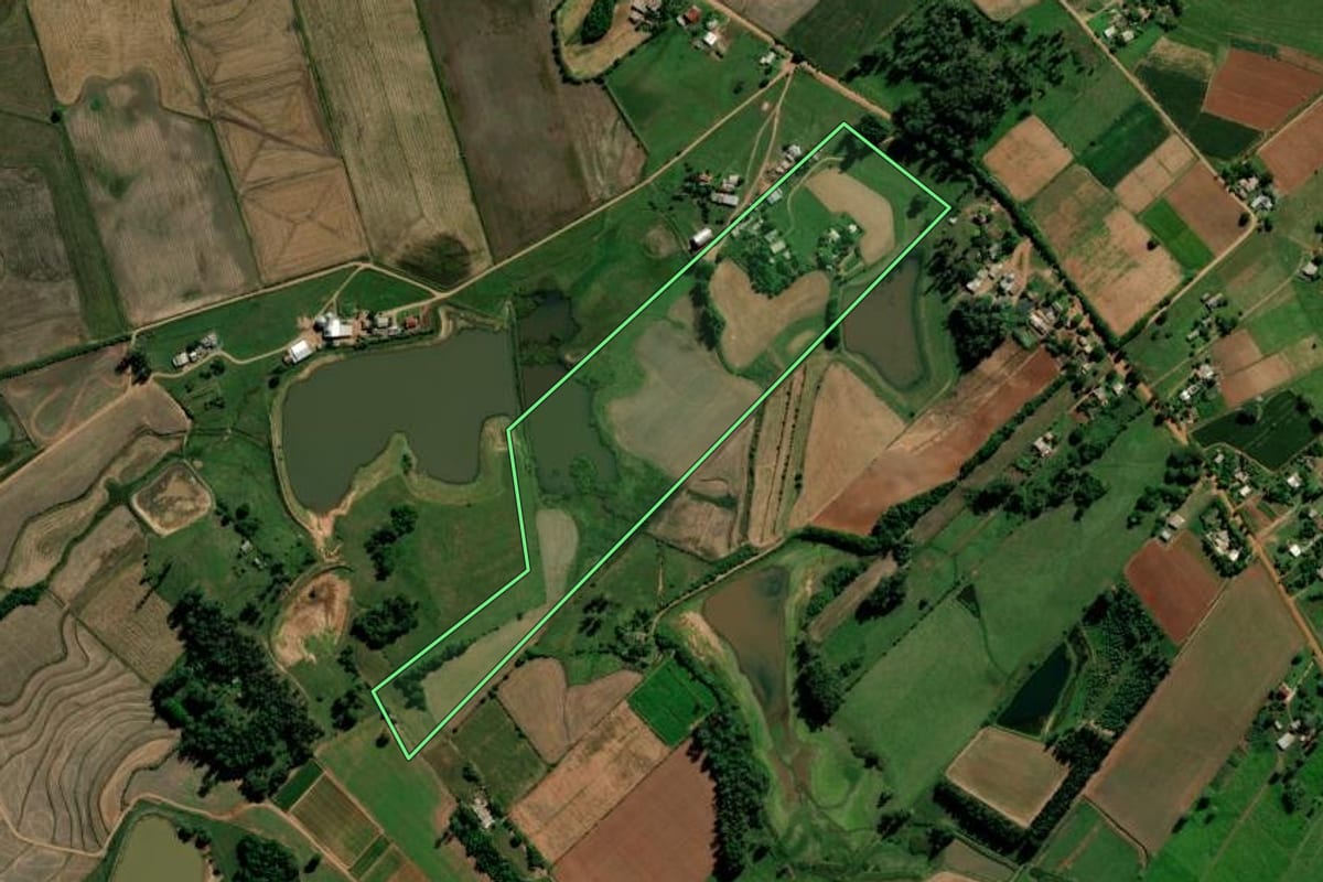 Imagem de satélite do imóvel rural em Cachoeira do Sul (RS), com o contorno declarado no CAR desenhado por cima.