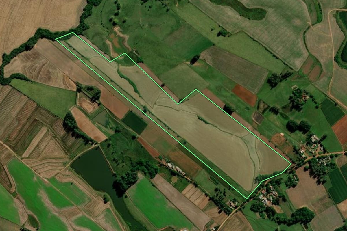 Imagem de satélite do imóvel rural em Cachoeira do Sul (RS), com o contorno declarado no CAR desenhado por cima.