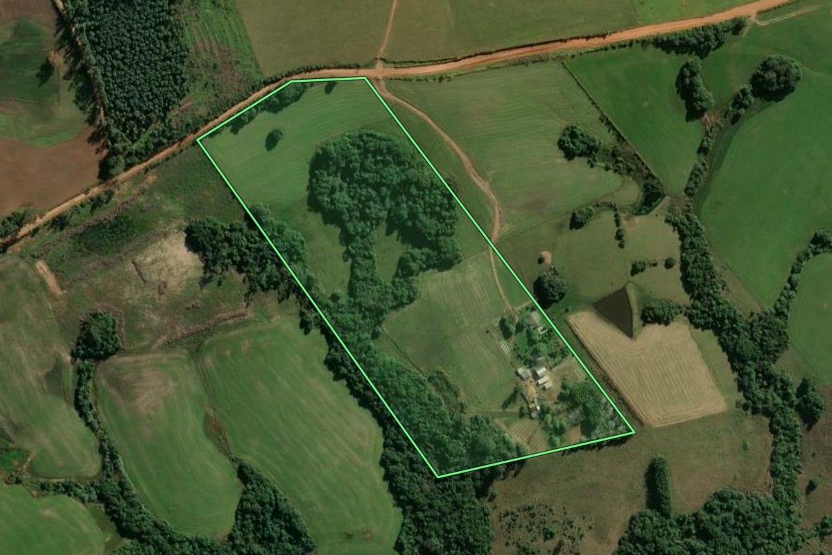 Imagem de satélite do imóvel rural em Cachoeira do Sul (RS), com o contorno declarado no CAR desenhado por cima.