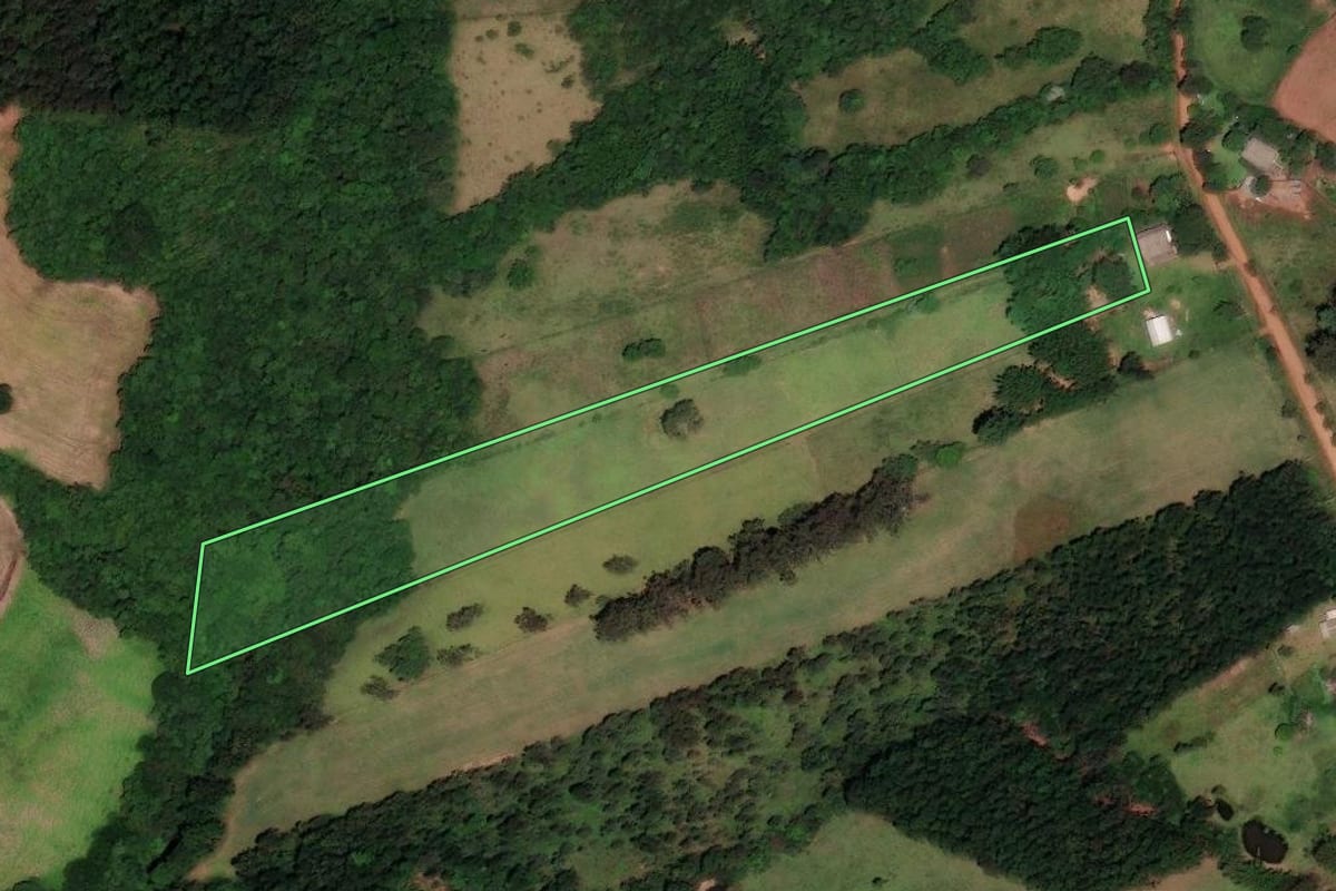 Imagem de satélite do imóvel rural em Cachoeira do Sul (RS), com o contorno declarado no CAR desenhado por cima.