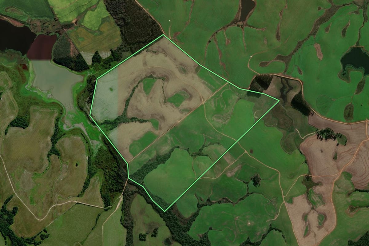 Imagem de satélite do imóvel rural em Cachoeira do Sul (RS), com o contorno declarado no CAR desenhado por cima.