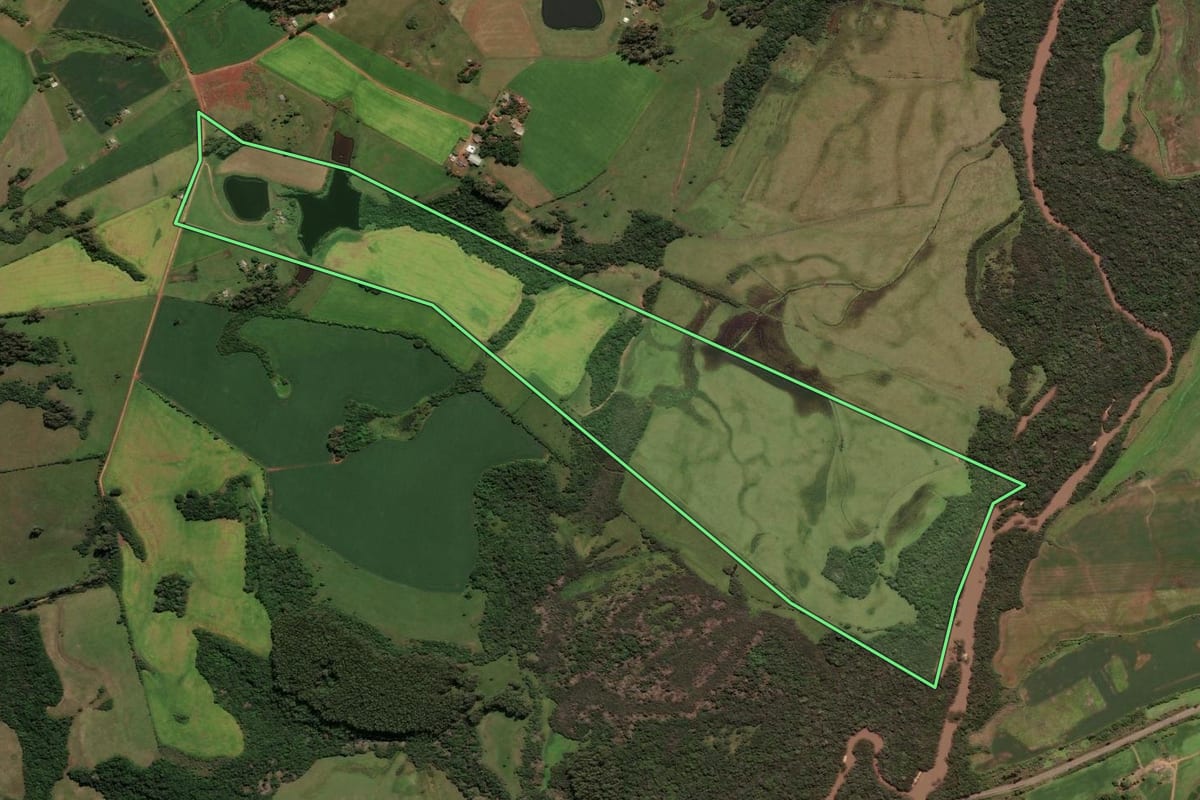 Imagem de satélite do imóvel rural em Cachoeira do Sul (RS), com o contorno declarado no CAR desenhado por cima.