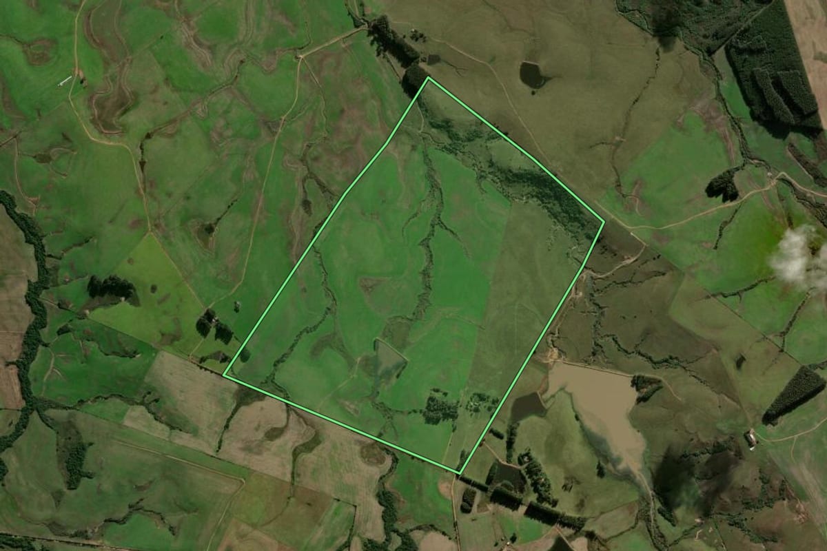 Imagem de satélite do imóvel rural em Cachoeira do Sul (RS), com o contorno declarado no CAR desenhado por cima.