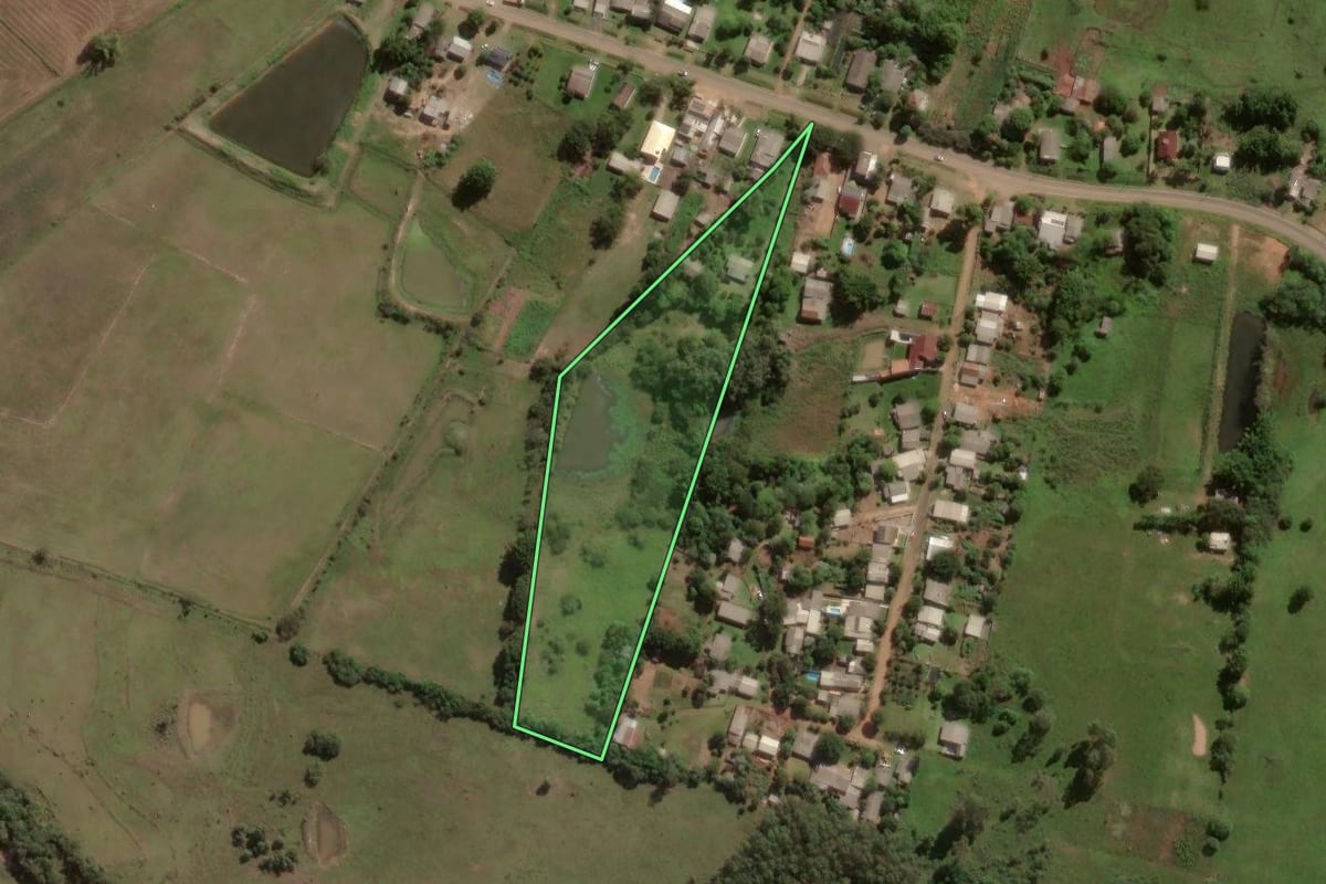 Imagem de satélite do imóvel rural em Cachoeira do Sul (RS), com o contorno declarado no CAR desenhado por cima.