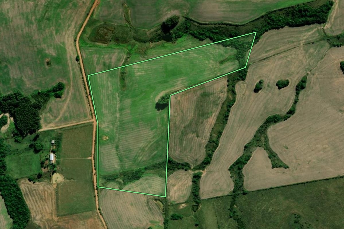 Imagem de satélite do imóvel rural em Cachoeira do Sul (RS), com o contorno declarado no CAR desenhado por cima.