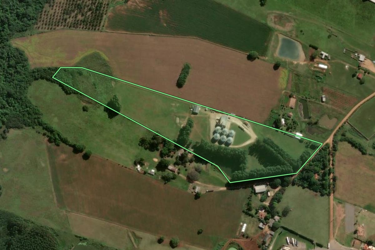 Imagem de satélite do imóvel rural em Cachoeira do Sul (RS), com o contorno declarado no CAR desenhado por cima.
