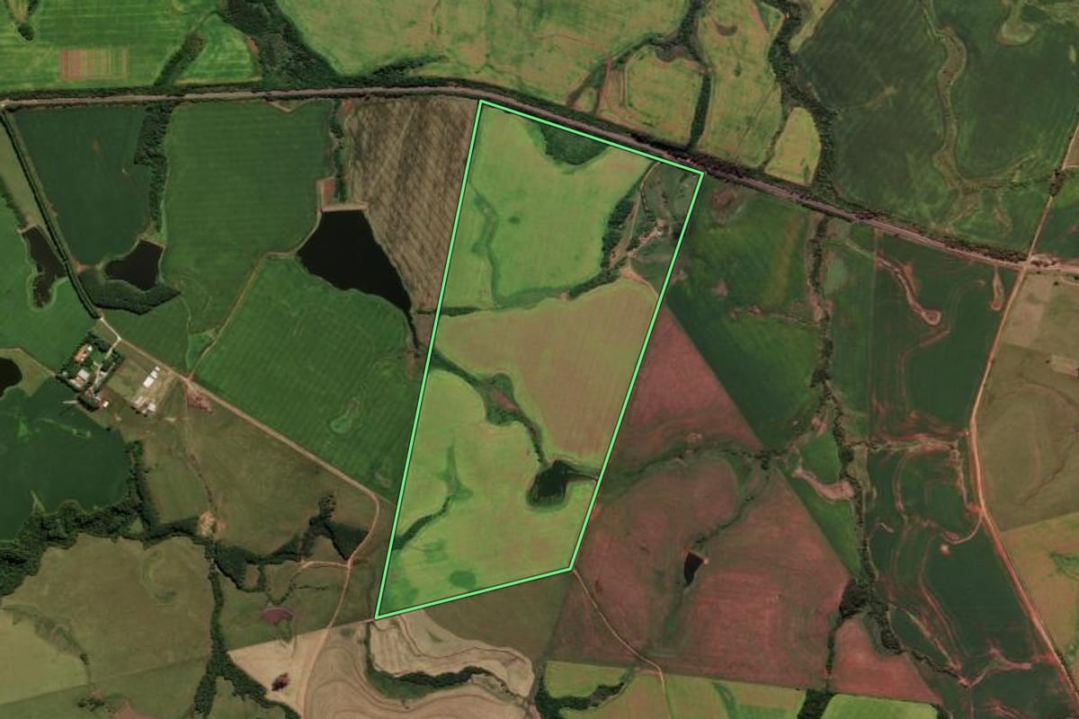 Imagem de satélite do imóvel rural em Cachoeira do Sul (RS), com o contorno declarado no CAR desenhado por cima.