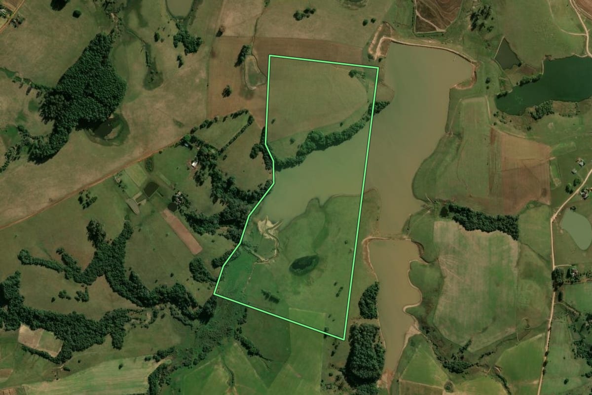 Imagem de satélite do imóvel rural em Cachoeira do Sul (RS), com o contorno declarado no CAR desenhado por cima.