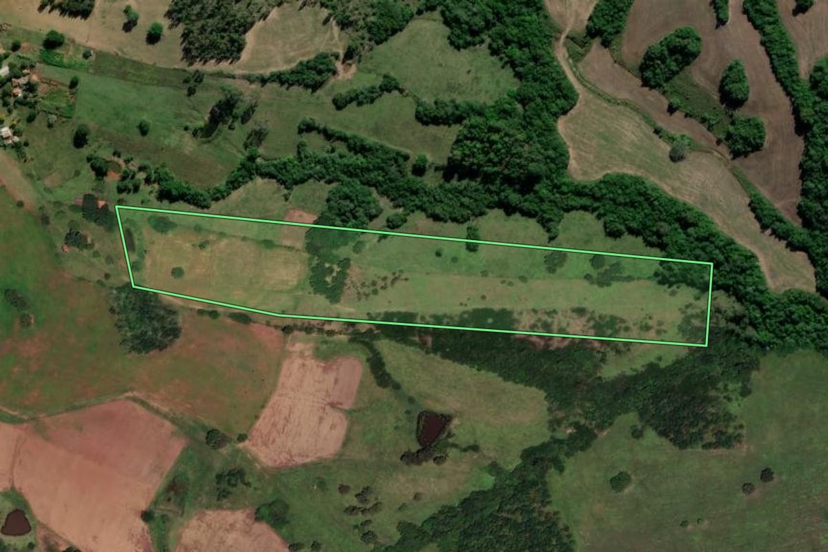 Imagem de satélite do imóvel rural em Cachoeira do Sul (RS), com o contorno declarado no CAR desenhado por cima.