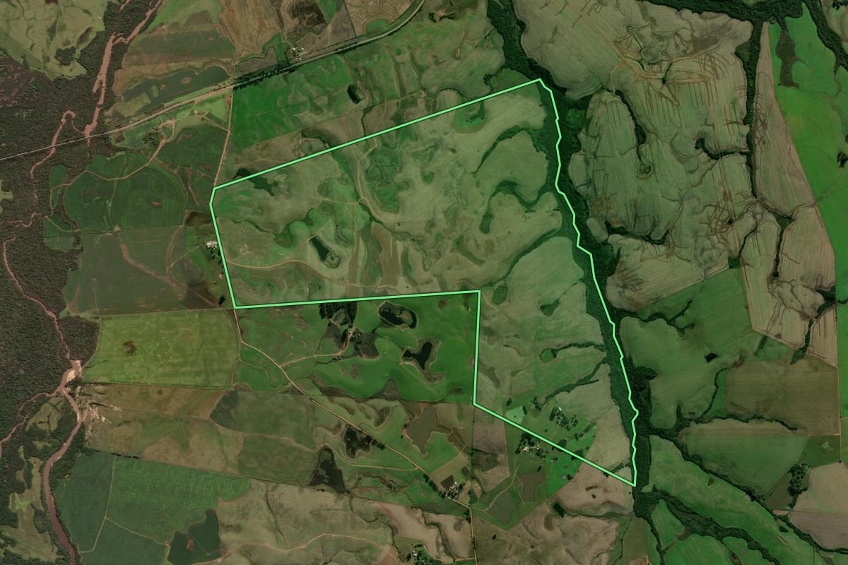 Imagem de satélite do imóvel rural em Cachoeira do Sul (RS), com o contorno declarado no CAR desenhado por cima.