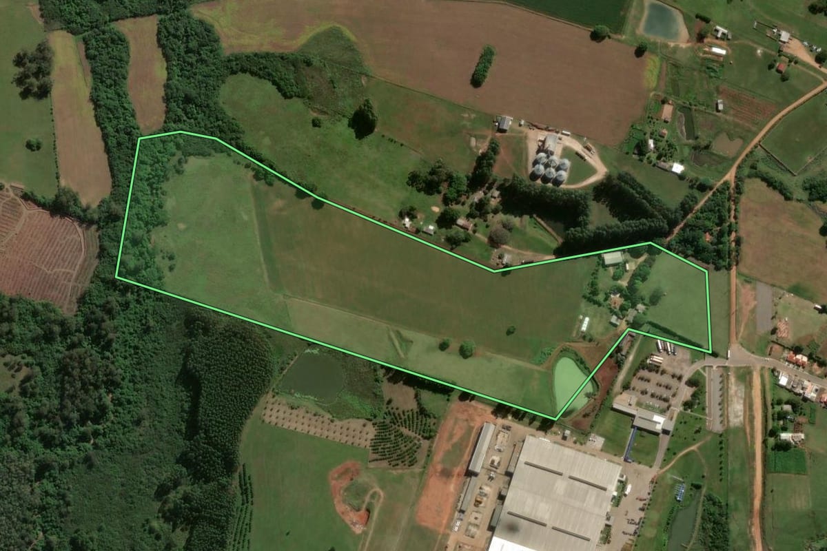 Imagem de satélite do imóvel rural em Cachoeira do Sul (RS), com o contorno declarado no CAR desenhado por cima.