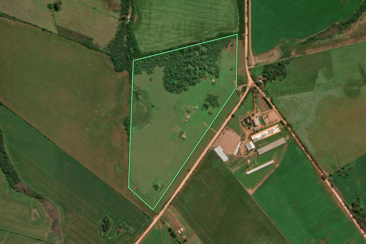 Imagem de satélite do imóvel rural em Cachoeira do Sul (RS), com o contorno declarado no CAR desenhado por cima.