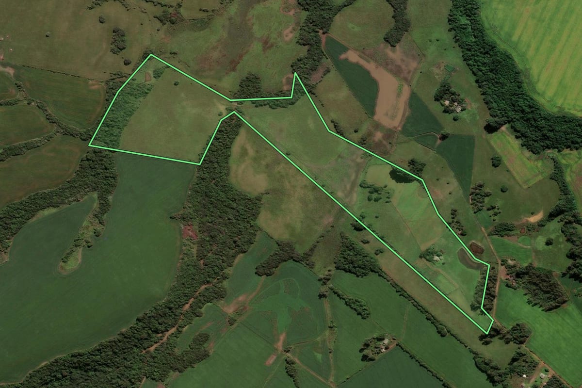 Imagem de satélite do imóvel rural em Cachoeira do Sul (RS), com o contorno declarado no CAR desenhado por cima.