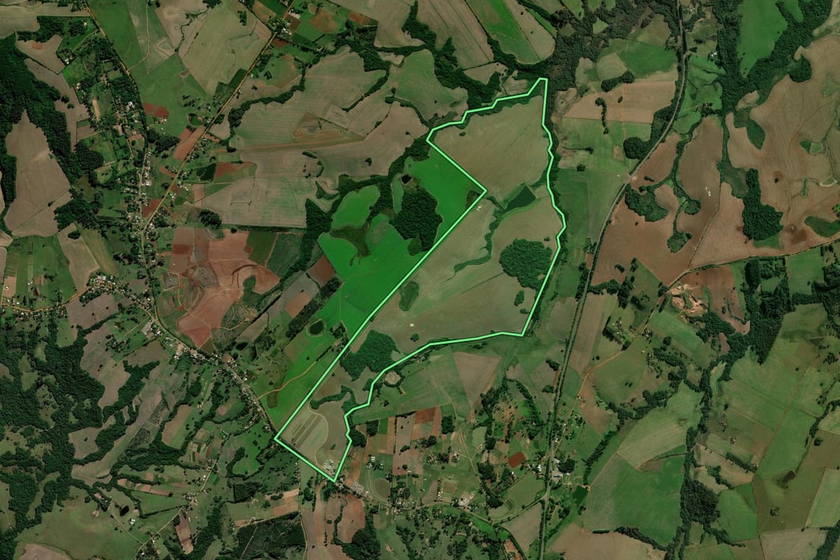Imagem de satélite do imóvel rural em Cachoeira do Sul (RS), com o contorno declarado no CAR desenhado por cima.