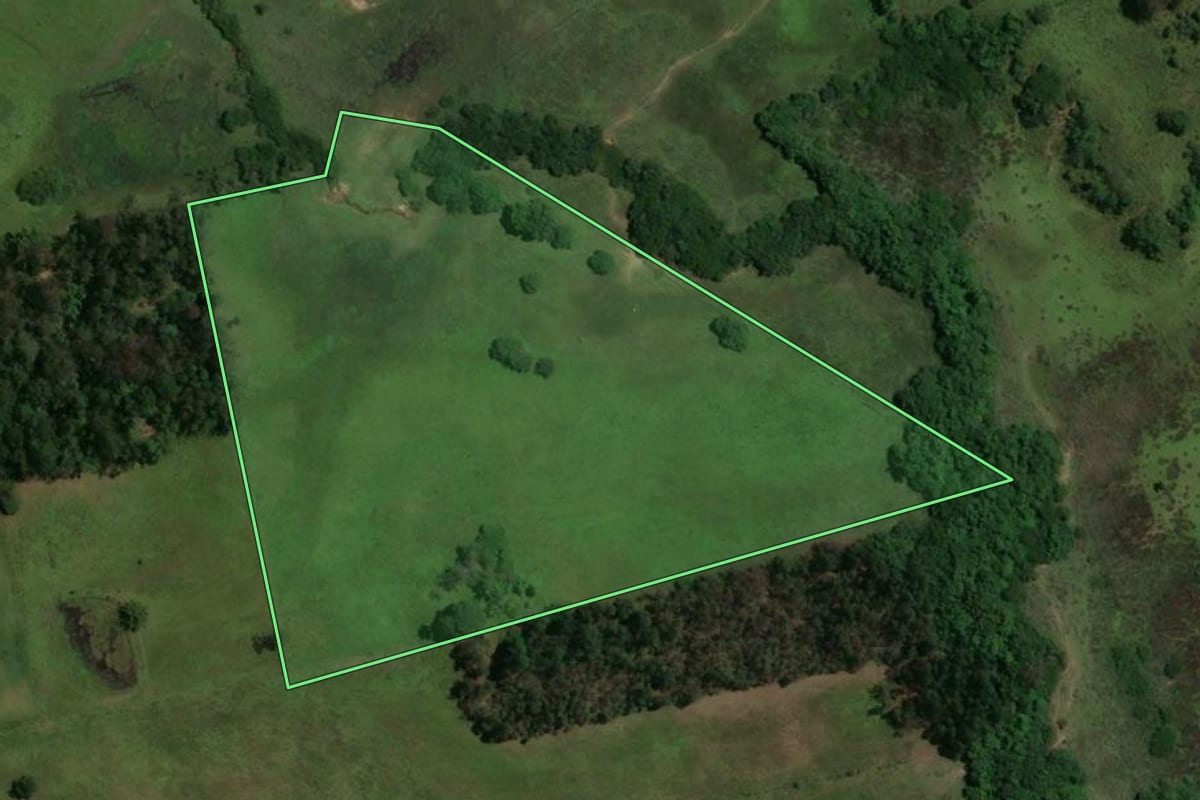 Imagem de satélite do imóvel rural em Cachoeira do Sul (RS), com o contorno declarado no CAR desenhado por cima.