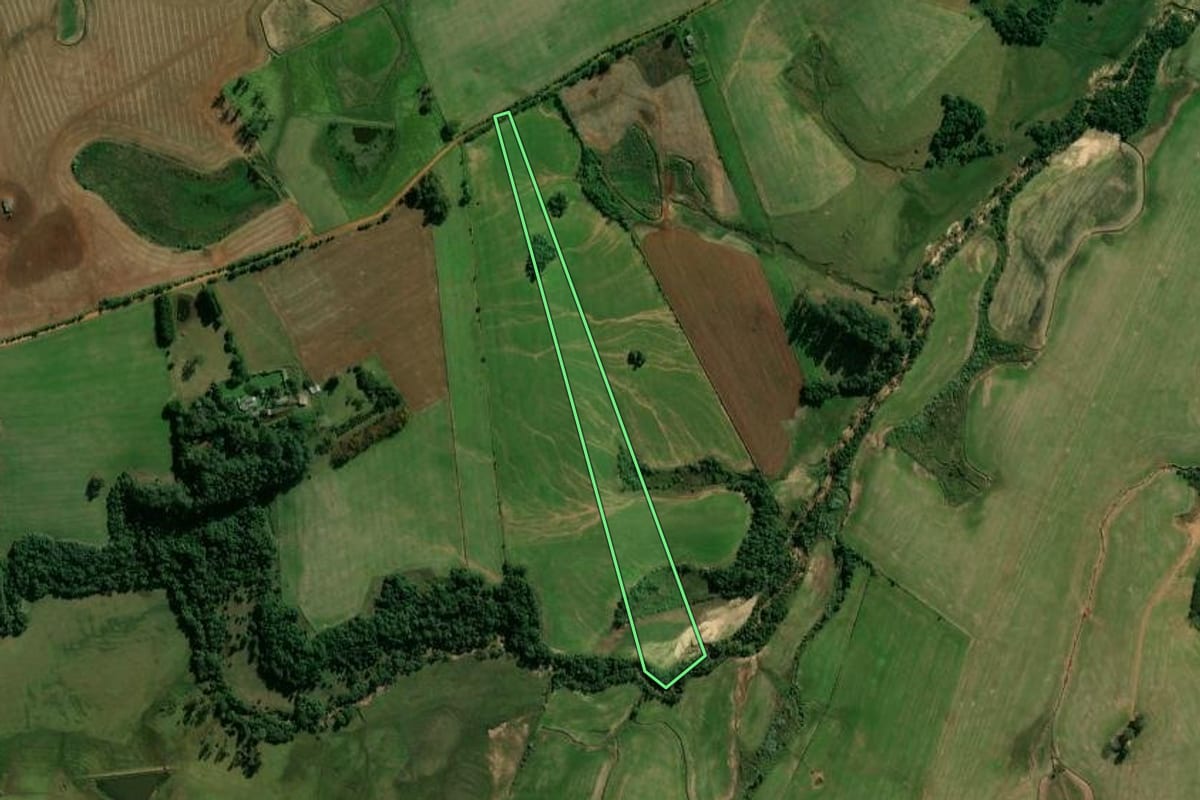 Imagem de satélite do imóvel rural em Cachoeira do Sul (RS), com o contorno declarado no CAR desenhado por cima.