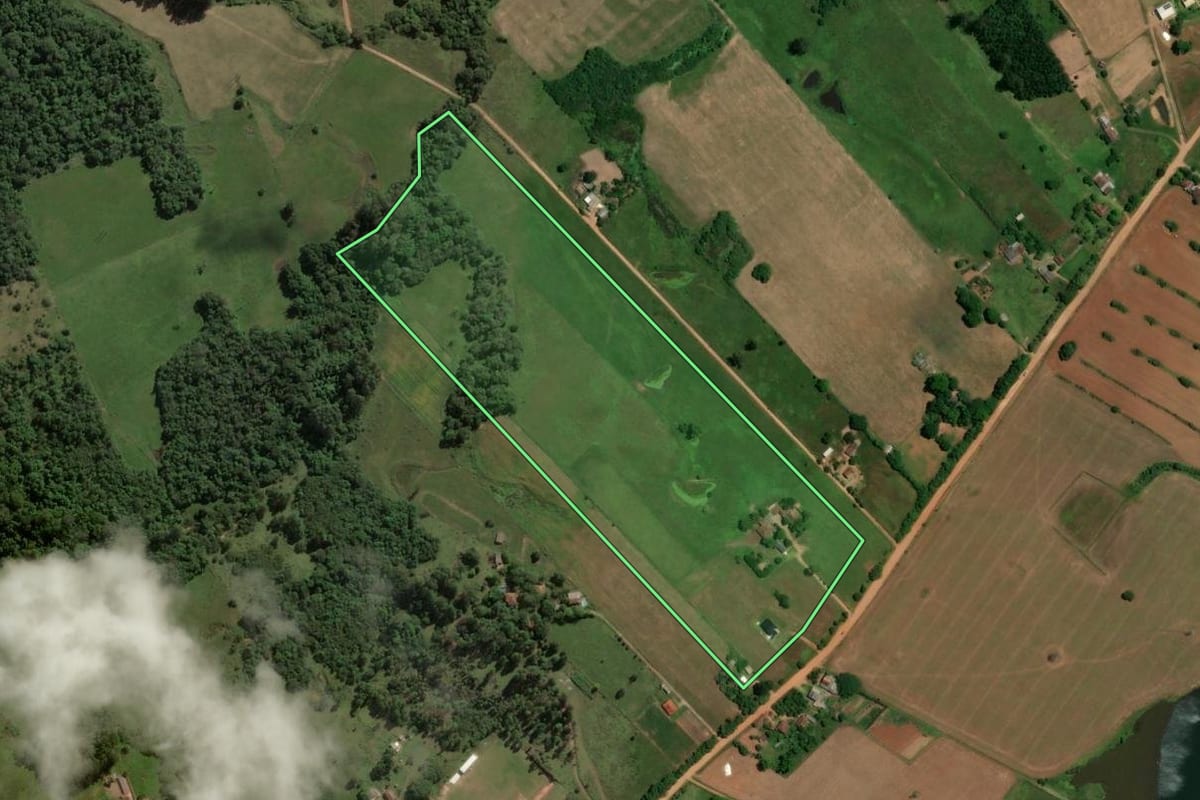 Imagem de satélite do imóvel rural em Cachoeira do Sul (RS), com o contorno declarado no CAR desenhado por cima.