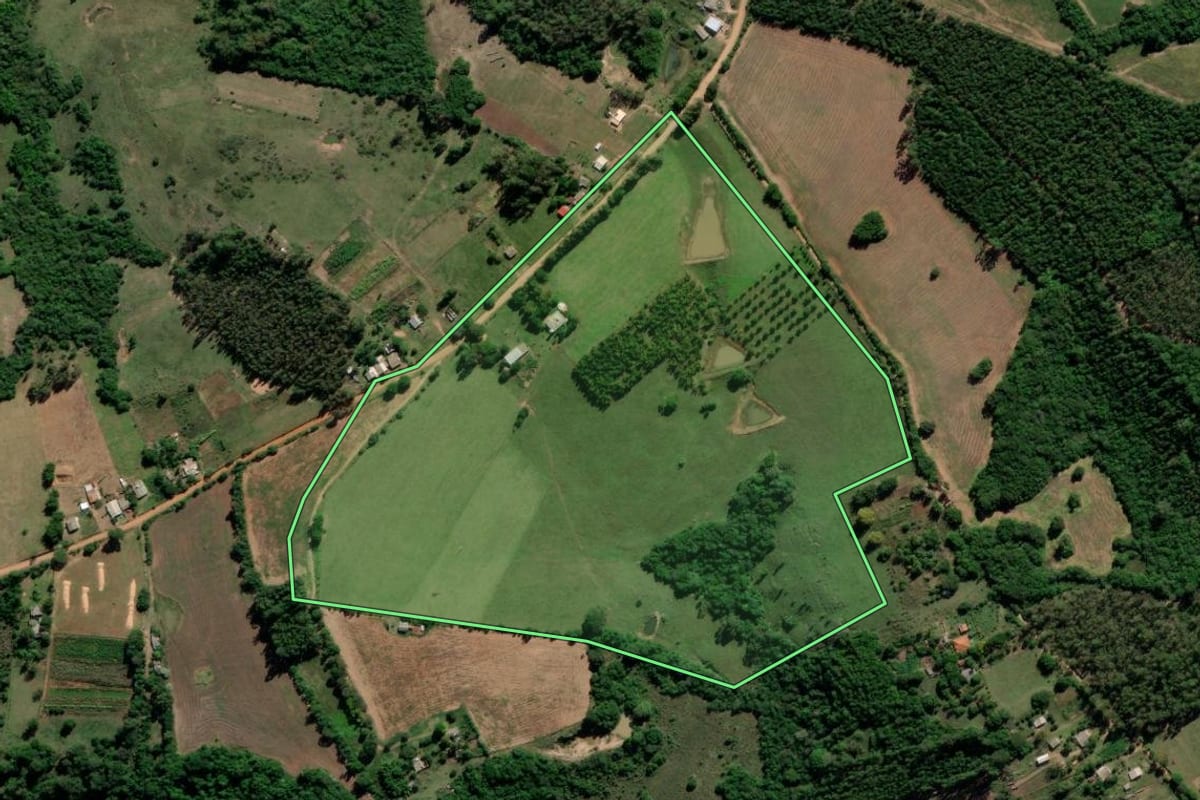 Imagem de satélite do imóvel rural em Cachoeira do Sul (RS), com o contorno declarado no CAR desenhado por cima.