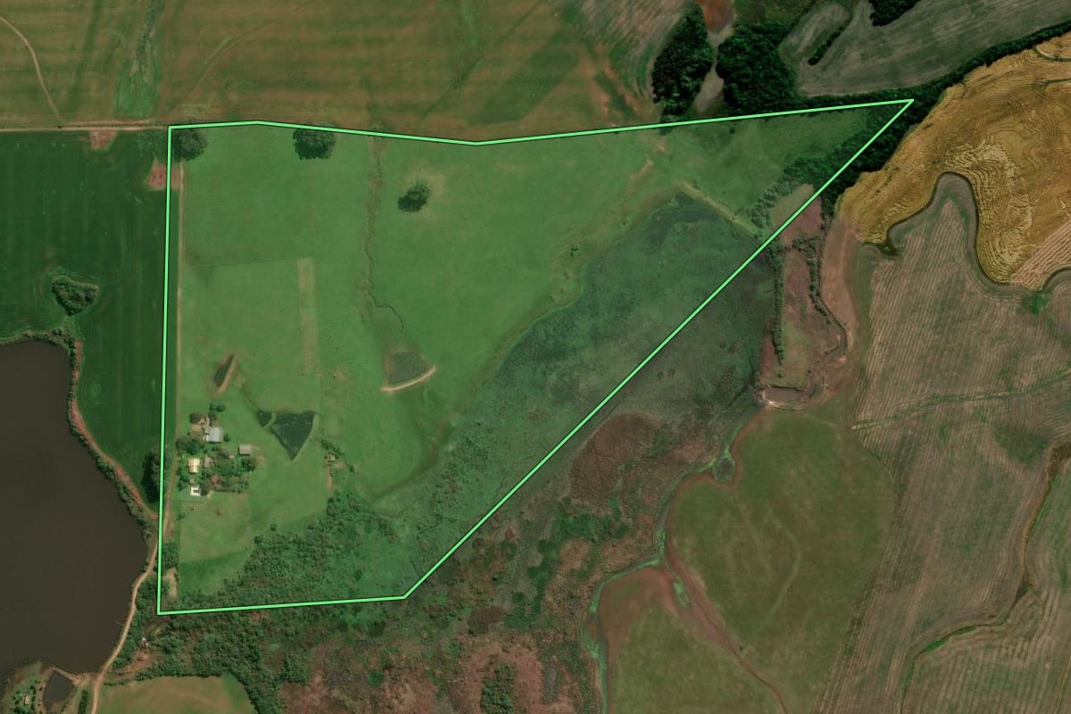 Imagem de satélite do imóvel rural em Cachoeira do Sul (RS), com o contorno declarado no CAR desenhado por cima.