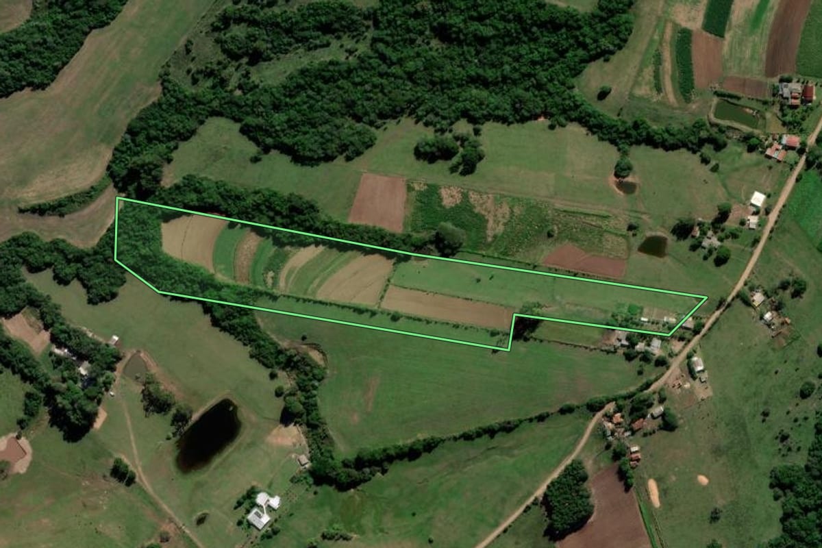 Imagem de satélite do imóvel rural em Cachoeira do Sul (RS), com o contorno declarado no CAR desenhado por cima.