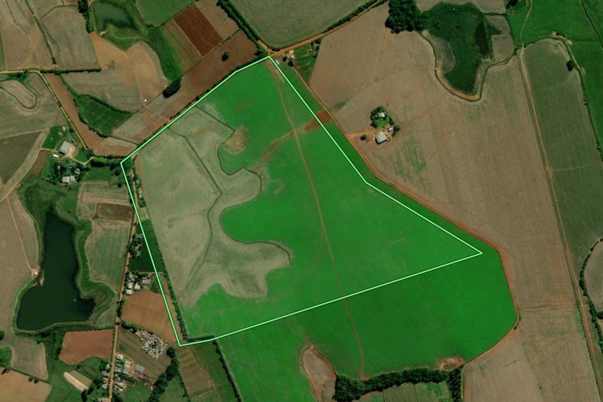 Imagem de satélite do imóvel rural em Cachoeira do Sul (RS), com o contorno declarado no CAR desenhado por cima.