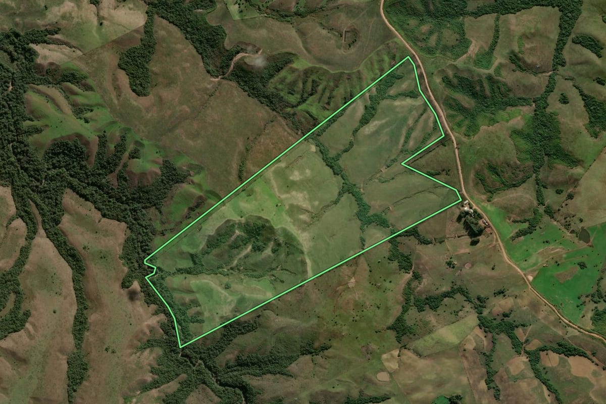 Imagem de satélite do imóvel rural em Cachoeira do Sul (RS), com o contorno declarado no CAR desenhado por cima.