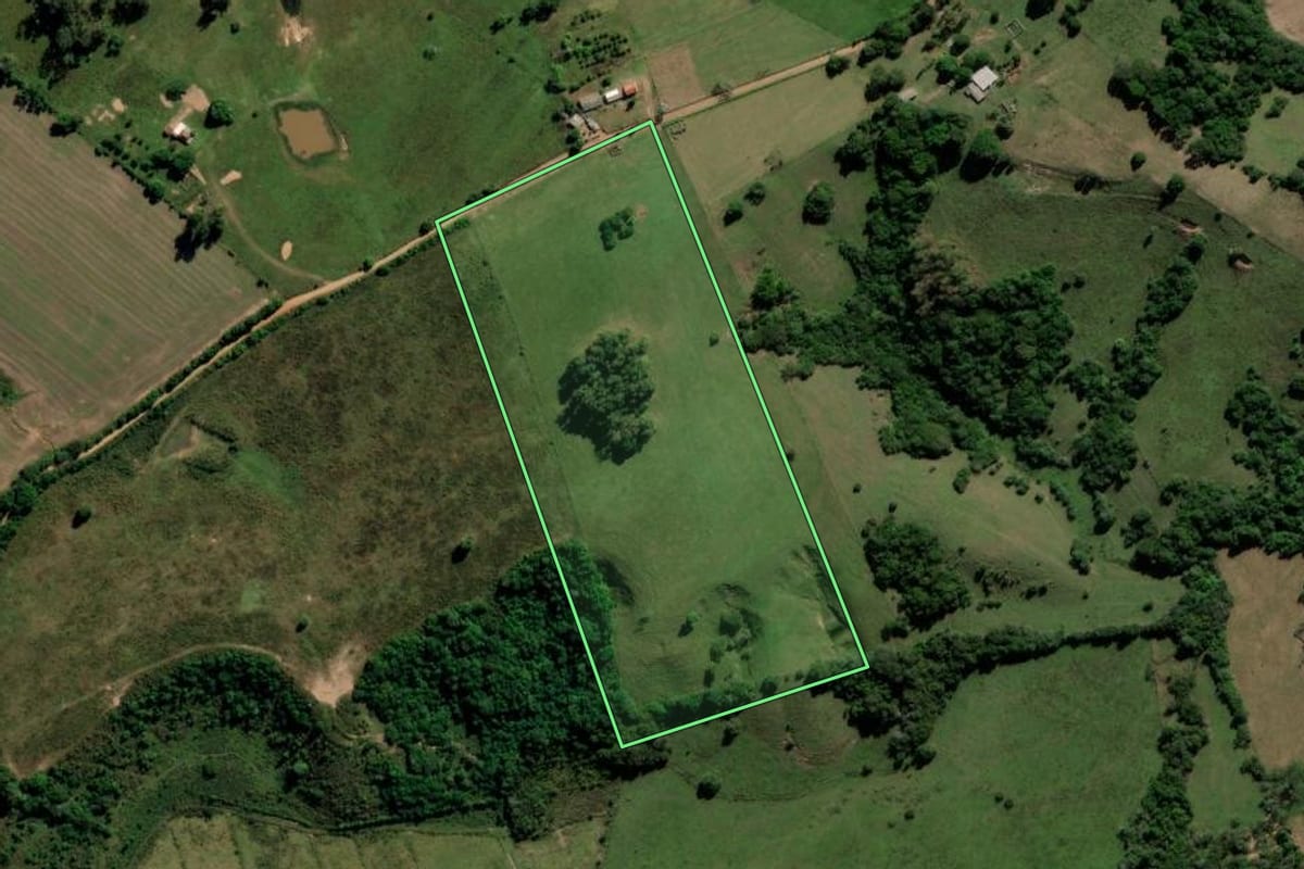 Imagem de satélite do imóvel rural em Cachoeira do Sul (RS), com o contorno declarado no CAR desenhado por cima.