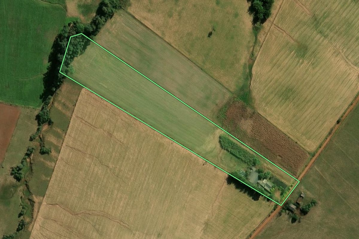Imagem de satélite do imóvel rural em Cachoeira do Sul (RS), com o contorno declarado no CAR desenhado por cima.