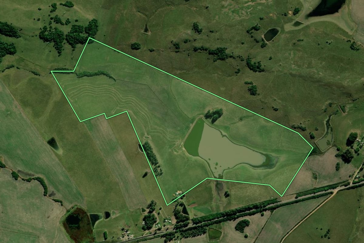 Imagem de satélite do imóvel rural em Cachoeira do Sul (RS), com o contorno declarado no CAR desenhado por cima.