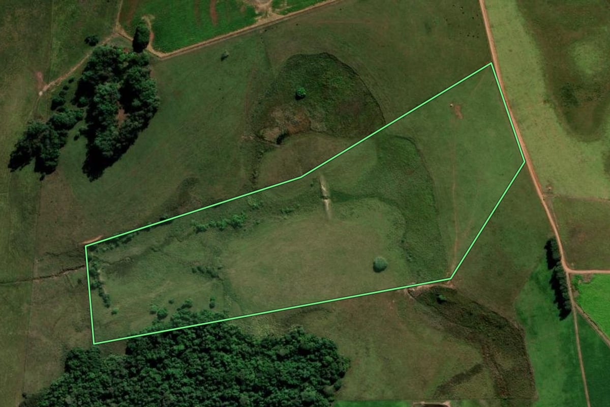 Imagem de satélite do imóvel rural em Cachoeira do Sul (RS), com o contorno declarado no CAR desenhado por cima.