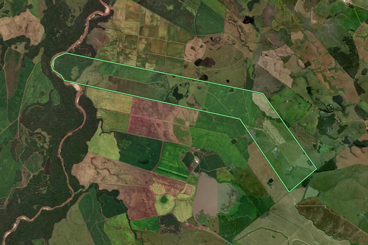 Imagem de satélite do imóvel rural em Cachoeira do Sul (RS), com o contorno declarado no CAR desenhado por cima.