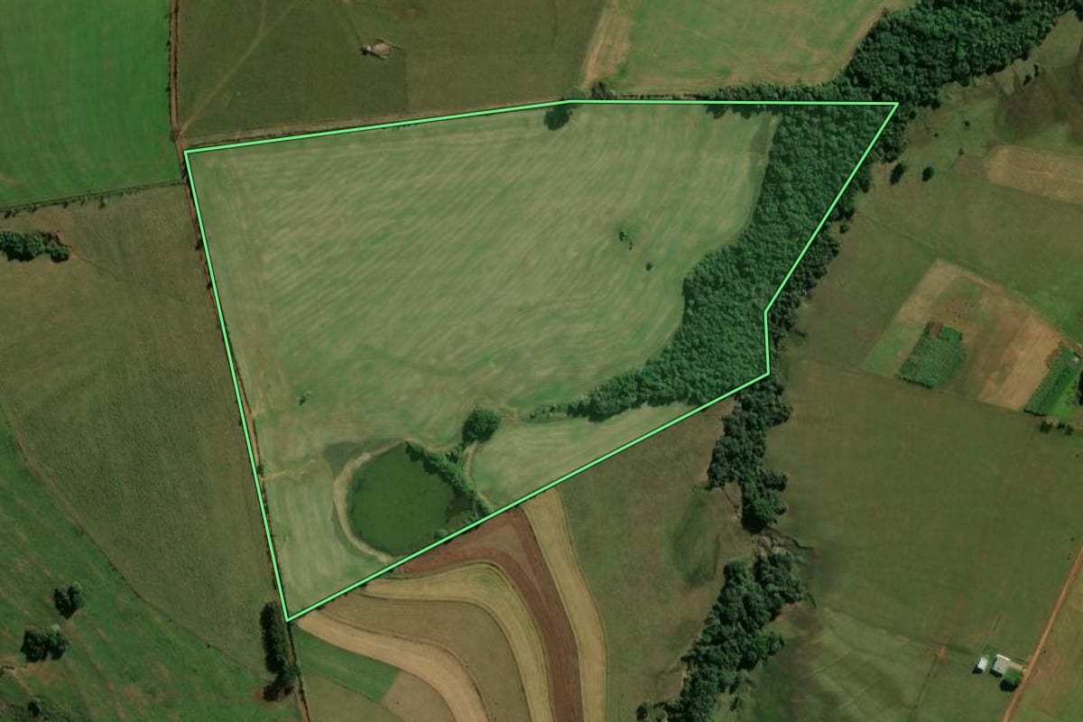 Imagem de satélite do imóvel rural em Cachoeira do Sul (RS), com o contorno declarado no CAR desenhado por cima.