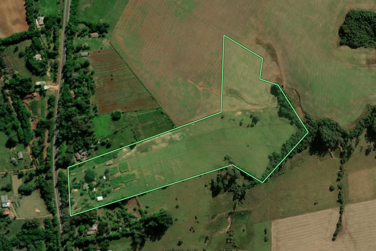 Imagem de satélite do imóvel rural em Cachoeira do Sul (RS), com o contorno declarado no CAR desenhado por cima.