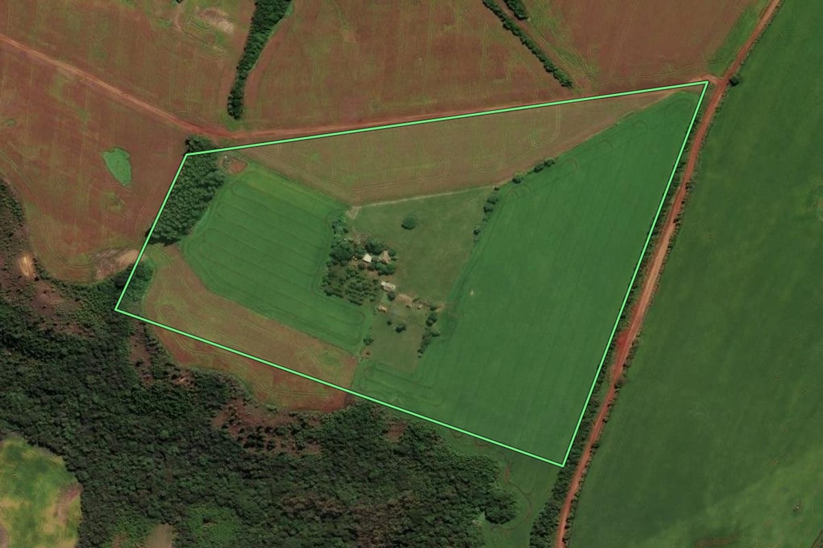 Imagem de satélite do imóvel rural em Cachoeira do Sul (RS), com o contorno declarado no CAR desenhado por cima.