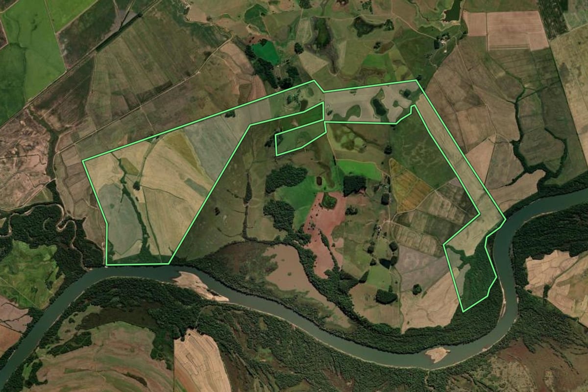 Imagem de satélite do imóvel rural em Cachoeira do Sul (RS), com o contorno declarado no CAR desenhado por cima.