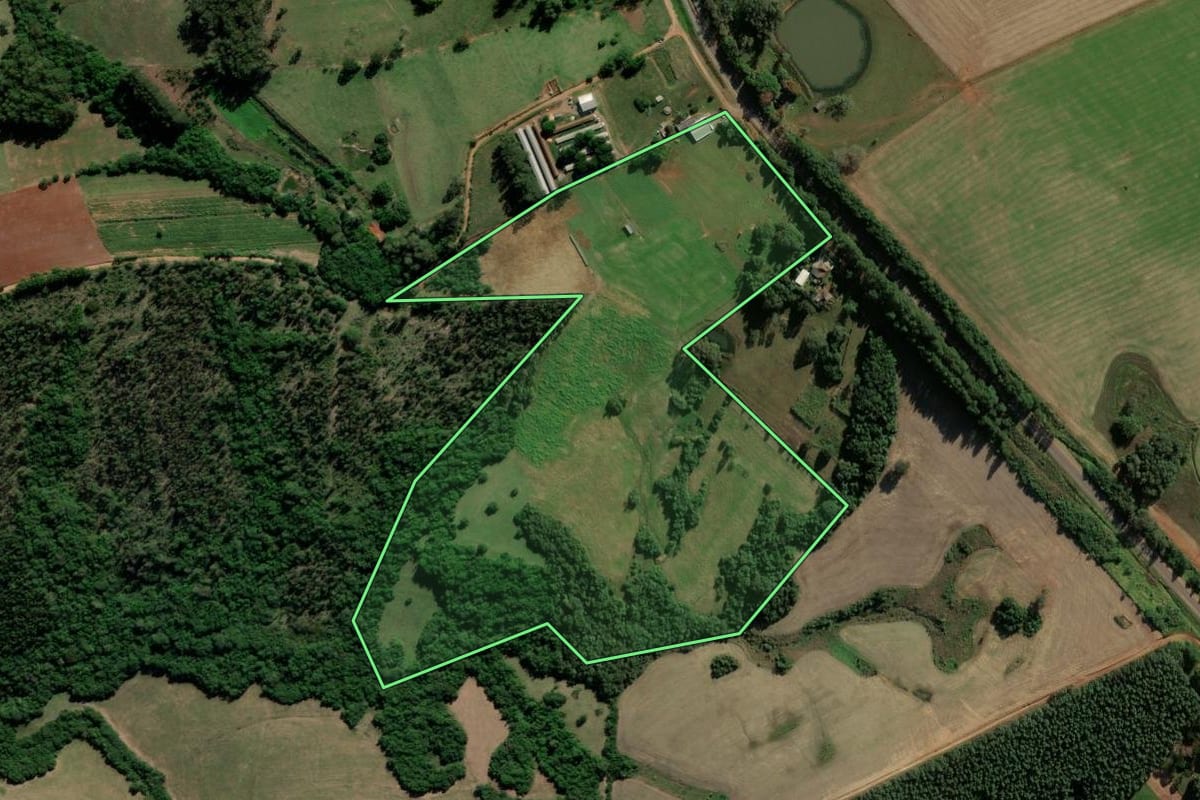 Imagem de satélite do imóvel rural em Cachoeira do Sul (RS), com o contorno declarado no CAR desenhado por cima.