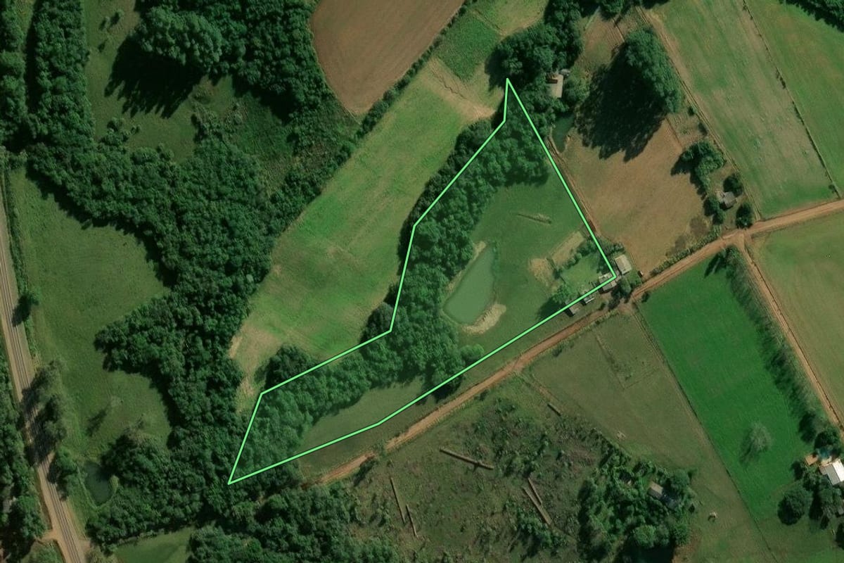 Imagem de satélite do imóvel rural em Cachoeira do Sul (RS), com o contorno declarado no CAR desenhado por cima.