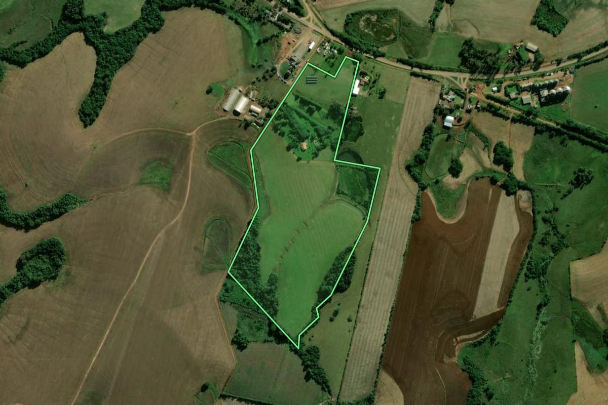 Imagem de satélite do imóvel rural em Cachoeira do Sul (RS), com o contorno declarado no CAR desenhado por cima.