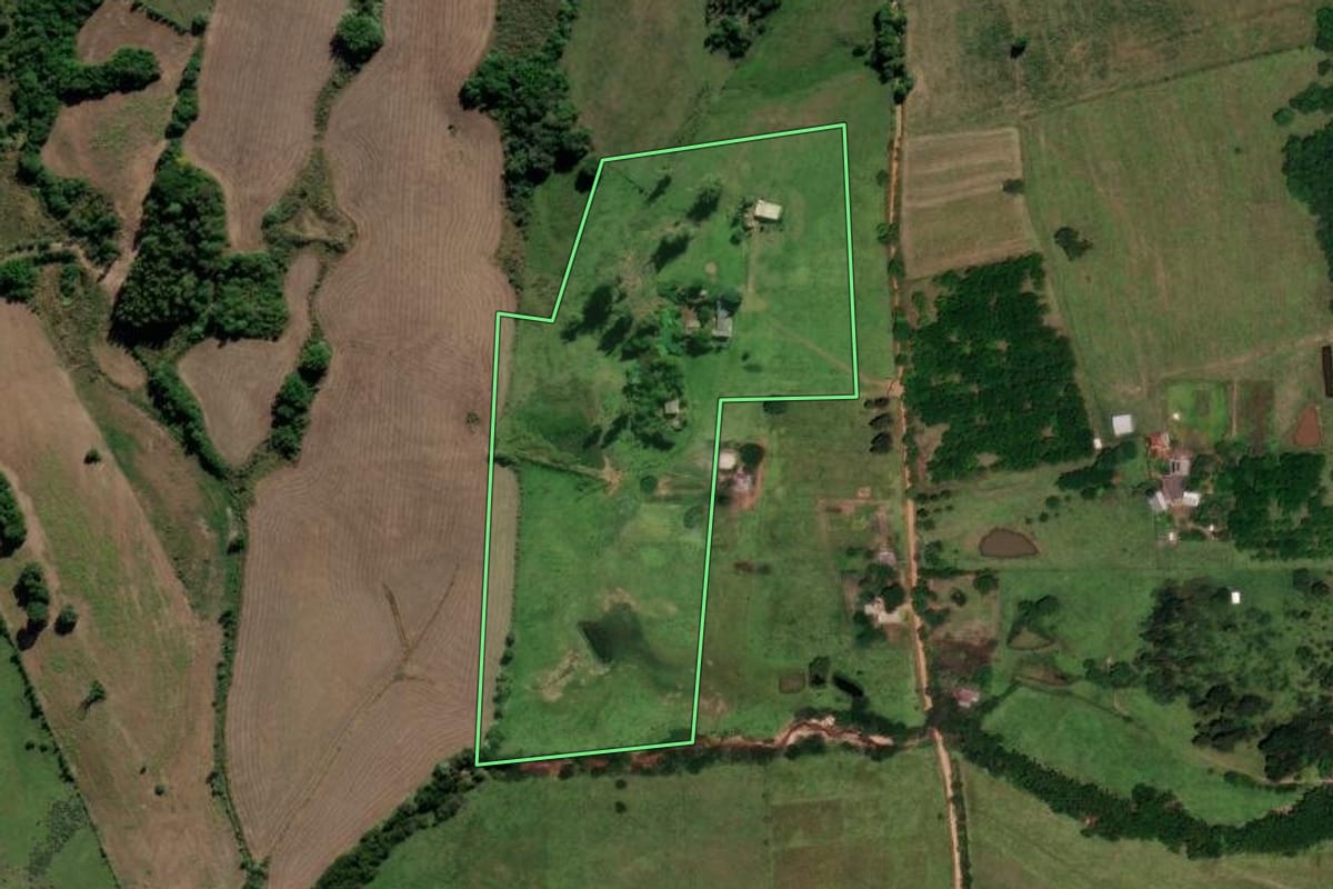 Imagem de satélite do imóvel rural em Cachoeira do Sul (RS), com o contorno declarado no CAR desenhado por cima.