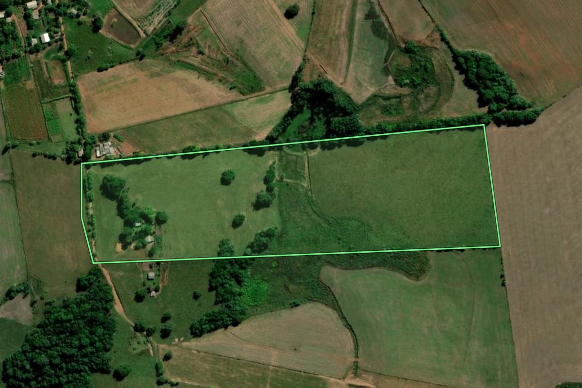 Imagem de satélite do imóvel rural em Cachoeira do Sul (RS), com o contorno declarado no CAR desenhado por cima.