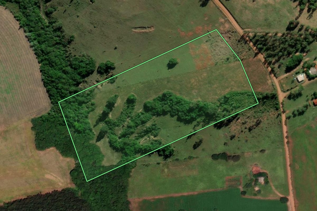 Imagem de satélite do imóvel rural em Cachoeira do Sul (RS), com o contorno declarado no CAR desenhado por cima.