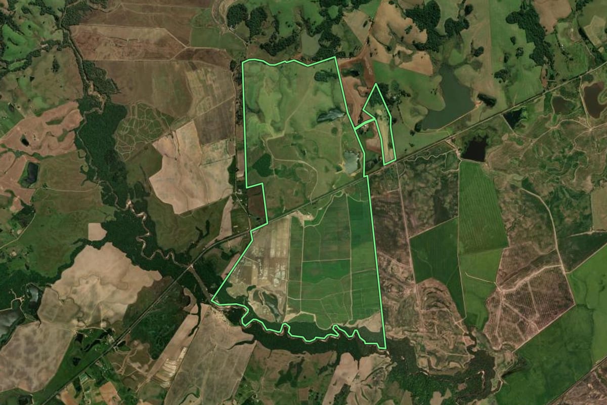 Imagem de satélite do imóvel rural em Cachoeira do Sul (RS), com o contorno declarado no CAR desenhado por cima.