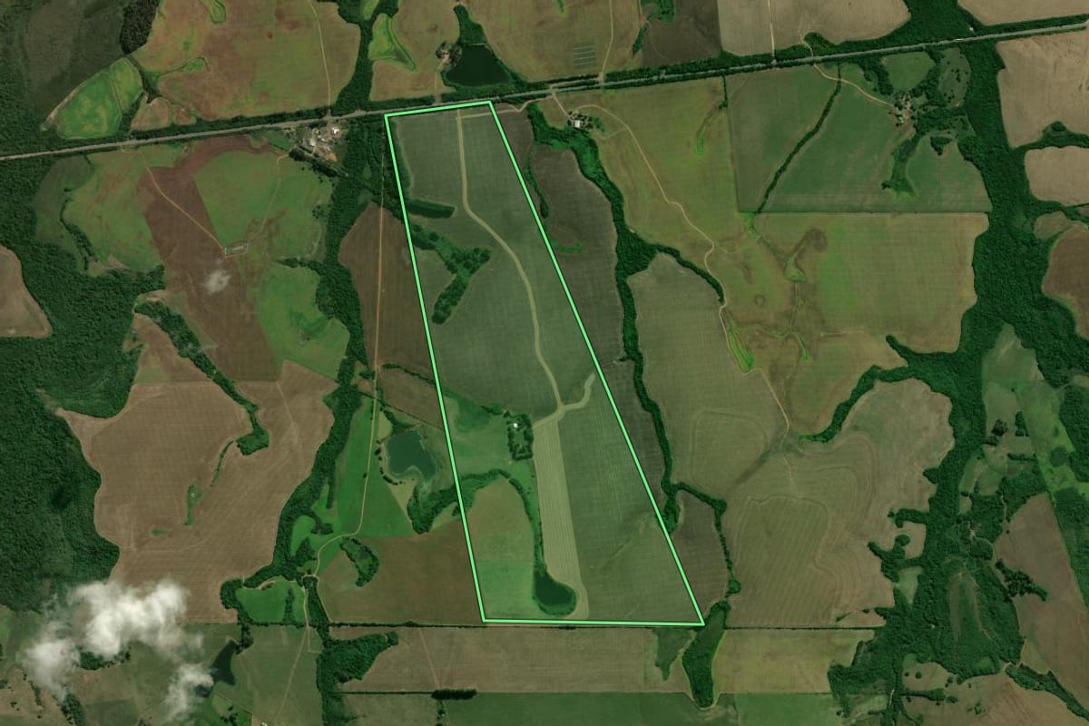 Imagem de satélite do imóvel rural em Cachoeira do Sul (RS), com o contorno declarado no CAR desenhado por cima.