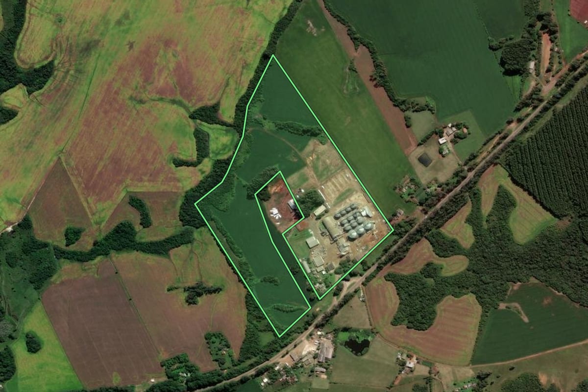 Imagem de satélite do imóvel rural em Cachoeira do Sul (RS), com o contorno declarado no CAR desenhado por cima.
